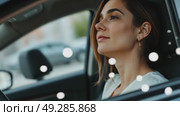 Woman Enjoys a Quiet Moment in Her Car During a Snowy Day in a City. Стоковое AI-видео, аниматор Оксана Медведева / Фотобанк Лори