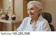 Elderly Woman Relaxing in a Serene Environment at a Wellness Center During a Calming Session. Стоковое AI-видео, аниматор Оксана Медведева / Фотобанк Лори