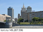 Москва. Ростовская набережная. Бородинский мост. Здание МИДа (2024 год). Редакционное фото, фотограф Евгений Кузнецов / Фотобанк Лори