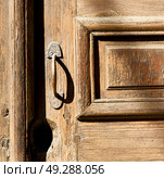antique old door and ancien wood closed house hinge . Стоковое фото, агентство Ingram Publishing / Фотобанк Лори