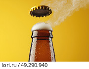 Открытие холодного пива в бутылке. Стоковое AI-изображение, AI-художник Александр Жуков / Фотобанк Лори