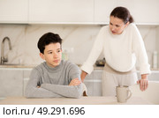 Mother and son arguing. Стоковое фото, фотограф Яков Филимонов / Фотобанк Лори