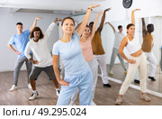 Women and men dancing synchronous group choreography in dance hall. Стоковое фото, фотограф Яков Филимонов / Фотобанк Лори