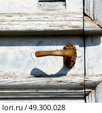 antique old door and ancien wood closed house hinge . Стоковое фото, агентство Ingram Publishing / Фотобанк Лори