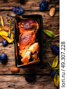 Brioche with plum. Brioche with autumn plum in the baking tray. Стоковое фото, агентство Ingram Publishing / Фотобанк Лори