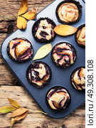 cupcake with plum. Plum cupcake on background with autumn leaves. Стоковое фото, агентство Ingram Publishing / Фотобанк Лори
