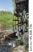 Арт-объект "водяная мельница". Колесо. Вертикальное видео. Art object "water mill". Wheel. Vertical video. Редакционное видео, видеограф Александр Рыбалка / Фотобанк Лори
