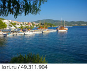 Seaport with ships under blue sea. Стоковое фото, агентство Ingram Publishing / Фотобанк Лори