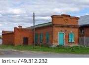 Старое торговое здание в кирпичном стиле на улице Мусы Джалиля. Город Тобольск, Тюменская область. Редакционное фото, фотограф Алексей Иванов / Фотобанк Лори