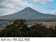 View of Mount Fuji from the observation deck in the Arakura yama Sengen Park from the Chureito Pagoda on a sunny autumn day, Fujiyoshida, Yamanashi Prefecture, Japan. Стоковое фото, фотограф Ula Ulachka / Фотобанк Лори