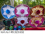 Chichen itza colorful sombreros and skulls in Yucatan Mexico. Стоковое фото, агентство Ingram Publishing / Фотобанк Лори