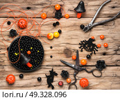 Making jewelery for Halloween. Beads and jewelery for the manufacture of women jewelry in the style of Halloween. Стоковое фото, агентство Ingram Publishing / Фотобанк Лори