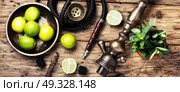 exotic nargile with lime. Arabic hookah with a tobacco flavor of a mixture of lime and peppermint. Стоковое фото, агентство Ingram Publishing / Фотобанк Лори