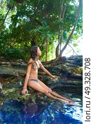 Girl bath in Cenote sinkhole at Riviera Maya of Mayan Mexico. Стоковое фото, агентство Ingram Publishing / Фотобанк Лори