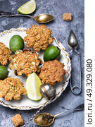 muffin with feijoa. muffins with a taste of ripe feijoa to tea drinking. Стоковое фото, агентство Ingram Publishing / Фотобанк Лори
