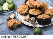 muffin with feijoa. muffins with a taste of ripe feijoa to tea drinking. Стоковое фото, агентство Ingram Publishing / Фотобанк Лори