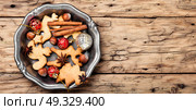Christmas cookie on retro wooden background. Homemade Christmas cookies and New Year attributes.Copy space. Стоковое фото, агентство Ingram Publishing / Фотобанк Лори