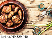 tasty homemade cutlets. Flat lay homemade cutlets in clay ware on plate. Стоковое фото, агентство Ingram Publishing / Фотобанк Лори