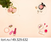 Fashionable Women’s Cosmetics and Accessories. Falt Lay. Nail Polish and blush. Jewelry and Rings. A bouquet of flowers. Pink roses. Стоковое фото, агентство Ingram Publishing / Фотобанк Лори