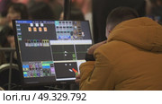 Technician managing software on a computer during a technical event. Стоковое видео, видеограф Антон Гвоздиков / Фотобанк Лори