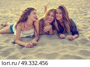 Best friends girls at sunset beach sand smiling happy together. Стоковое фото, агентство Ingram Publishing / Фотобанк Лори