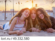 Best friends girls at sunset beach sand smiling happy together. Стоковое фото, агентство Ingram Publishing / Фотобанк Лори