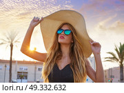 Blond teen girl sunglasses and pamela sun hat at palm tree sunset. Стоковое фото, агентство Ingram Publishing / Фотобанк Лори