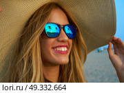 Blond teen girl sunglasses and pamela sun hat at palm tree sunset. Стоковое фото, агентство Ingram Publishing / Фотобанк Лори