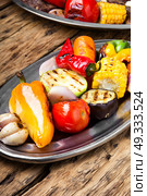 metal plate with grilled vegetables. set of seasonal vegetables fried on grilles. Стоковое фото, агентство Ingram Publishing / Фотобанк Лори