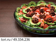 avocado salad with grapefruit, butter, walnuts and balsamic vinegar. Стоковое фото, агентство Ingram Publishing / Фотобанк Лори