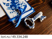 wedding accessories in the style of Gzhel, porcelain, flowers, rings, invitations, wedding. Стоковое фото, агентство Ingram Publishing / Фотобанк Лори