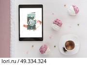 handmade marshmallows next Cup of coffee and a tablet with a picture of the camera. Стоковое фото, агентство Ingram Publishing / Фотобанк Лори