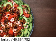 avocado salad with grapefruit, butter, walnuts and balsamic vinegar. Стоковое фото, агентство Ingram Publishing / Фотобанк Лори