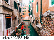 narrow streets and canals of Venice Italy. Стоковое фото, агентство Ingram Publishing / Фотобанк Лори