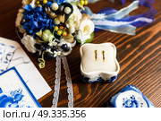 wedding accessories in the style of Gzhel, porcelain, flowers, rings, invitations, wedding. Стоковое фото, агентство Ingram Publishing / Фотобанк Лори