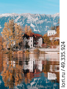 Lake Bled in the Alpine mountains in autumn under blue sky. Стоковое фото, агентство Ingram Publishing / Фотобанк Лори