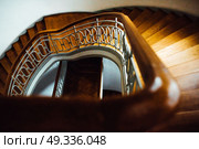 old vintage semicircular staircase with wooden stairs. Стоковое фото, агентство Ingram Publishing / Фотобанк Лори