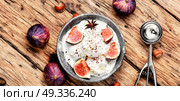summer ice cream with figs. sundae dessert ice cream with figs in retro style. Стоковое фото, агентство Ingram Publishing / Фотобанк Лори