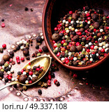 Mixed of peppercorn. Red, white and black pepper in a bowl. Стоковое фото, агентство Ingram Publishing / Фотобанк Лори