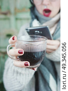 Young woman with a cup of cold tea. Стоковое фото, агентство Ingram Publishing / Фотобанк Лори