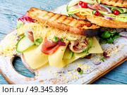 Sandwiches on cutting board. Sandwiches with beef, fresh vegetables and herbs on the cutting board. Стоковое фото, агентство Ingram Publishing / Фотобанк Лори