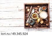 Masala tea with spices. Cup of indian masala tea and spices in a wooden tray.Masala chai. Стоковое фото, агентство Ingram Publishing / Фотобанк Лори