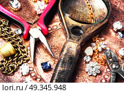 Making of handmade jewellery. precious stones for jewelry and tools for making jewelry. Стоковое фото, агентство Ingram Publishing / Фотобанк Лори
