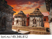 Freely walk monkey. Votive temples and shrines in a row at Pashupatinath Temple, Kathmandu, Nepal. Стоковое фото, агентство Ingram Publishing / Фотобанк Лори