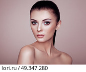 Beautiful Young Woman with Clean Fresh Skin. Perfect Makeup. Beauty Fashion. Eyelashes. Cosmetic Eyeshadow. Highlighting. Cosmetology, Beauty and Spa. Стоковое фото, агентство Ingram Publishing / Фотобанк Лори
