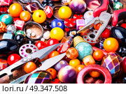 Making jewelry of beads. Beads, colorful beads and tools for needlework.Fashion beads. Стоковое фото, агентство Ingram Publishing / Фотобанк Лори