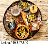 Alternative herbal medicine. Natural herbal medicine,medicinal herbs,roots and herbal medicinal tinctures.Natural herbs medicine. Стоковое фото, агентство Ingram Publishing / Фотобанк Лори