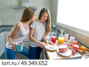 best friends girls teens breakfast in kitchen. best friends girls teens breakfast in kitchen having fun. Стоковое фото, агентство Ingram Publishing / Фотобанк Лори