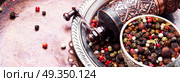 Mixed of peppercorn. set of peppers and a mill for grinding seasonings and spices. Стоковое фото, агентство Ingram Publishing / Фотобанк Лори