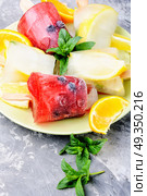 Ice cream popsicles. Summer ice cream with a taste of wild berries and lemon.Vanilla. Стоковое фото, агентство Ingram Publishing / Фотобанк Лори